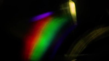 Çok renkli ışık siyah zemin üzerine 4k 'lık görüntü sızdırıyor, görüntü stilize ediliyor, geçişler, Bokeh etkisi