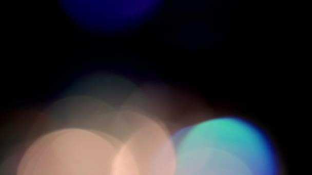 La luz multicolor filtra imágenes de 4k sobre fondo negro, superposiciones de estallido de fuga de bengalas de estudio de lentes — Vídeos de Stock