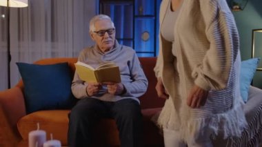 Büyük anne ve büyük baba çift rahatlıyor, kitap okuyor, akşam evde hobilerinin keyfini çıkarıyorlar.