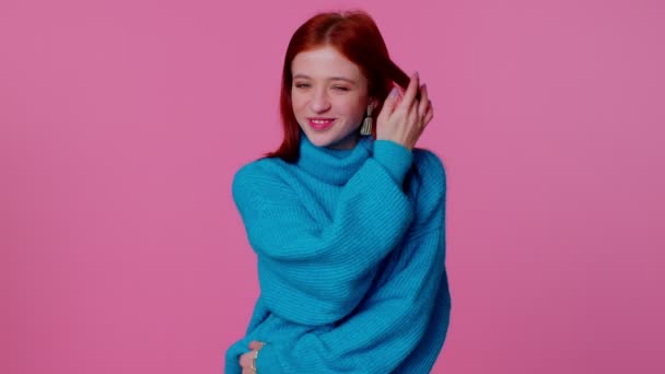 Joyeux adorable adolescent fille étudiante mannequin de mode en pull bleu souriant et regardant la caméra — Video