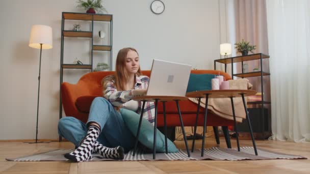 Schöne junge Frau sitzt auf dem Boden, mit Laptop-PC teilen Nachrichten auf Social-Media-Anwendung — Stockvideo