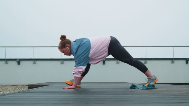 Fit κορίτσι κάνοντας προπόνηση καρδιο ασκήσεις κατάρτισης σε εξωτερικούς χώρους καταλήψεις γιόγκα τέντωμα άσκηση στην οροφή — Αρχείο Βίντεο