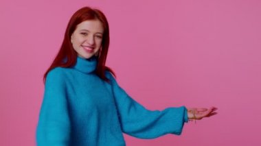 Boş yeri işaret eden kız, ticari metin için reklam alanı, ürün tanıtımı için kopya alanı