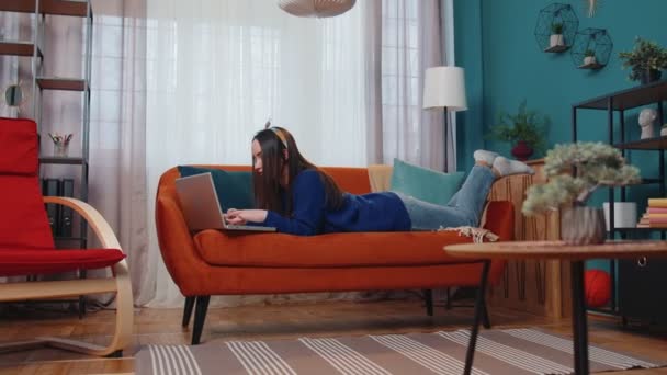 Relaxat freelancer Caucazian tânără femeie culcat pe canapea acasă cu laptop de lucru on-line, de la distanță de locuri de muncă — Videoclip de stoc