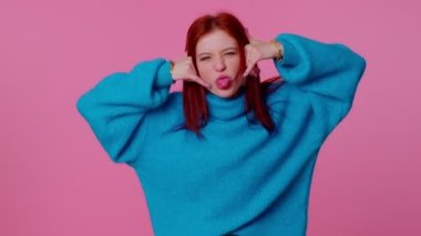 Aptal kadın şakacı aptal yüz ifadeleri yapıyor, yüzünü buruşturuyor, dil gösteriyor.