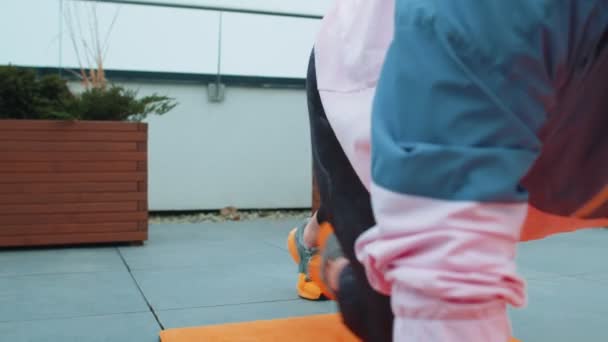 Спортивна дівчина займається біговою дошкою, перехресним фітнесом, тренуванням з бодібілдингу на даху — стокове відео