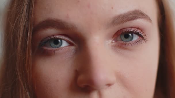 Potret makro close-up dari keindahan mata wanita muda yang cantik, model tersenyum melihat kamera — Stok Video