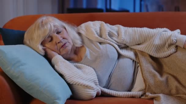 Paura stanca donna anziana si sveglia da incubo cattivo in camera da letto a casa, ansia nervosismo stress — Video Stock