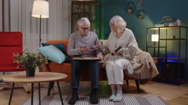 Yaşlı çift büyükbaba, büyükanne evde mobilya montajı, ipotek konsepti.