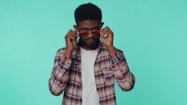 Güneş gözlüğü takan neşeli adam kameraya gülümseyen, göz kırpan, flört eden