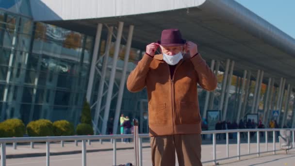 Ανώτερος συνταξιούχος τουρίστας παππούς φορώντας προστατευτική μάσκα προσώπου, αποφύγετε coronavirus κοντά στο αεροδρόμιο — Αρχείο Βίντεο