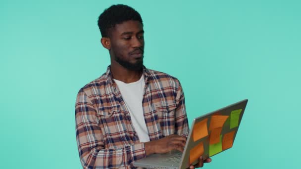 랩탑 컴퓨터를 사용하여 붙인 스티커가 붙어 있고 집중력 문제가 있는 기진맥진 한 남자 프리랜서 — 비디오