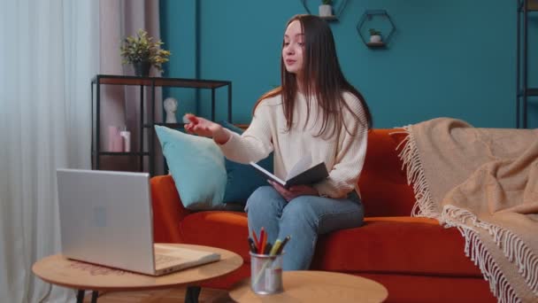 Professora jovem freelancer consultar estudante por laptop usar tecnologia moderna para elearning em casa quarto — Vídeo de Stock
