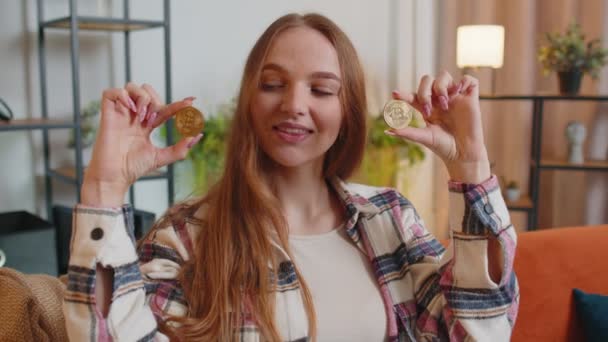 Dívka obchodník s akciemi vydělávat bitcoiny po on-line sledování obchodní operace těžba držet BTC mince — Stock video