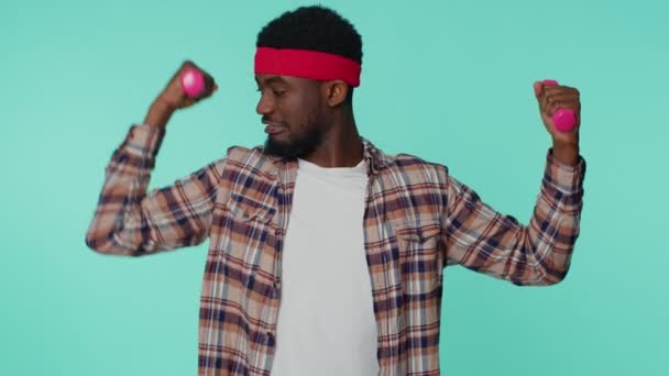 一个体格瘦小的非洲裔美国人在练习抽吸手臂肌肉，提起哑铃练习普拉提 — 图库视频影像