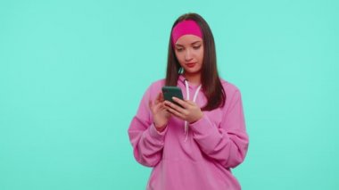 Web 'de yeni gönderi yazan cep telefonu kullanan kız, SMS iletisi, gezinme, sosyal ağların bağımlılığı