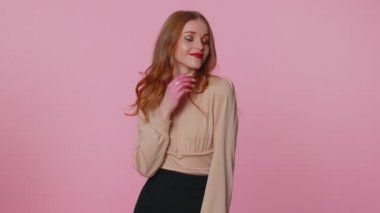 Gülümseyen esmer mutlu kız göz kırpıyor, kameraya bakıyor dişlek tebessümle, göz kırpıyor ve flört ediyor