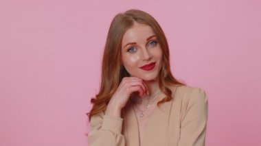 Neşeli, sevimli iş kadını. Bej bluzlu manken. Gülümsüyor ve kameraya bakıyor.