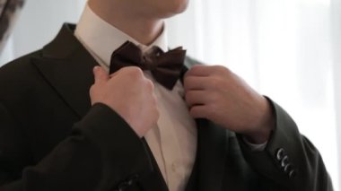 Evde yeşil ceketli yakışıklı damat, oturma odasında ağır çekimde kapalı mekan portresi.