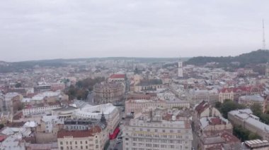 Avrupa Şehri Lviv, Ukrayna, Rynok Meydanı, Merkez Şehir Salonu, Dominik Kilisesi 'nin insansız hava aracı videosu