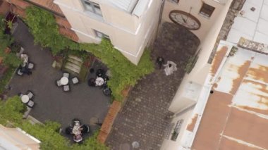 Yeni evlilerin hava manzarası, damat gelini yürüyor, dans ediyor, sokakta öpüşüyor, aşık düğün çifti.