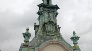 Lviv Ukrayna 'daki Latin Katedrali' nin hava aracı görüntüsü, bulutlu arka plan.