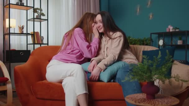 Fiatal felnőtt mosolygós lányok barátok testvérek család megosztás titkok pletyka szórakozás nevetés együtt — Stock videók