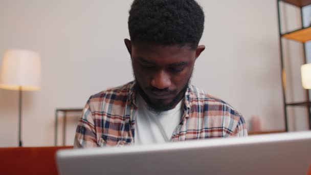 Jonge volwassen man op kantoor gebruik laptop pc typen browsen zeggen wow ja ontdekte grote overwinning — Stockvideo