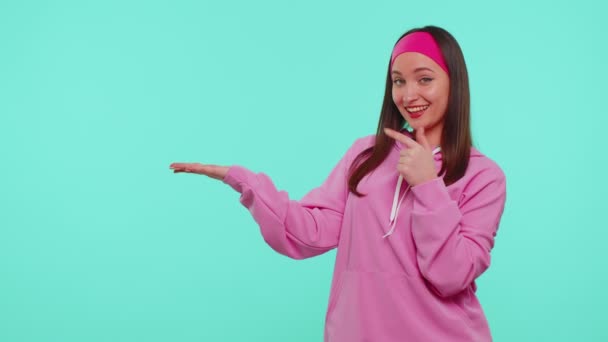 Flicka som pekar tom plats, reklamområde för kommersiell text, kopieringsutrymme för varor marknadsföring — Stockvideo
