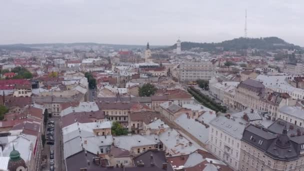 Filmagem aérea do drone da cidade européia Lviv, Ucrânia, voo acima da parte antiga popular da cidade velha — Vídeo de Stock