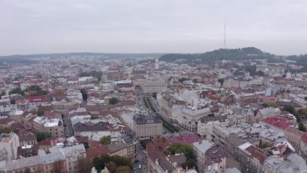 Drone aéreo de vídeo da cidade europeia Lviv, Ucrânia, Rynok Square, Câmara Municipal Central, Igreja Dominicana — Vídeo de Stock