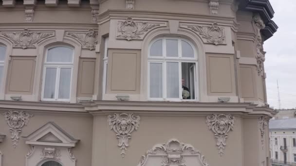 Légi kilátás elegáns vőlegény férfi marad az ablakban otthon készen áll dátum előtt, vagy találkozó menyasszony — Stock videók