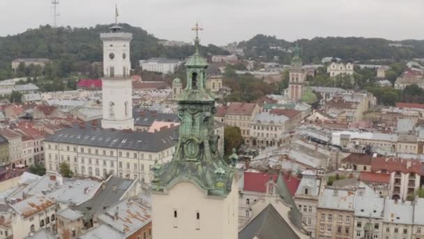Aerial Drone Video of European City Lviv, Ukraine, Rynok Square, Central Town Hall, Latin Cathedral — Vídeo de Stock