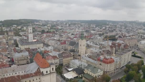 Aerial Drone Video of European City Lviv, Ucrania, Rynok Square, Central Town Hall, Dominican Church — Vídeos de Stock