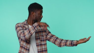 Boş yeri işaret eden adam, ticari metin için reklam alanı, ürün tanıtımı için kopya alanı