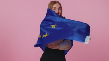 Avrupa Birliği bayrağı sallayan, gülümseyen, demokratik kanunlara tezahürat eden insan hakları özgürlükleri