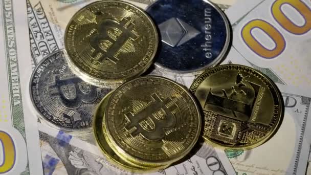 Bitcoin BTC monety i Ethereum ETH monety obracające się na banknotach gotówką 100 dolarów, wirtualne pieniądze górnictwa — Wideo stockowe