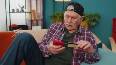 Son sınıf öğrencisi kredi kartını tutuyor, numarasını cep telefonuna giriyor, internetten mal alıyor.