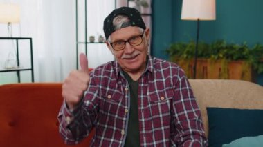 Büyükbaba kameraya bakıyor. Başparmak kaldırıyor. Memlekette olumlu bir şeye katılıyor.