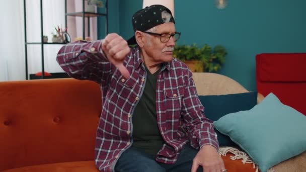 Starszy mężczyzna pokazujący kciuki w dół znak gest wyrażający niezadowolenie, dezaprobatę, niezadowolenie niechęć — Wideo stockowe