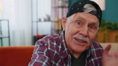 Büyükbabamın internette el sallayarak kameraya baktığı görüntüler.