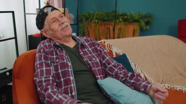 Feliz calma anciano abuelo pensionista sonriendo mirando hacia otro lado soñando descansando sentirse satisfecho — Vídeos de Stock