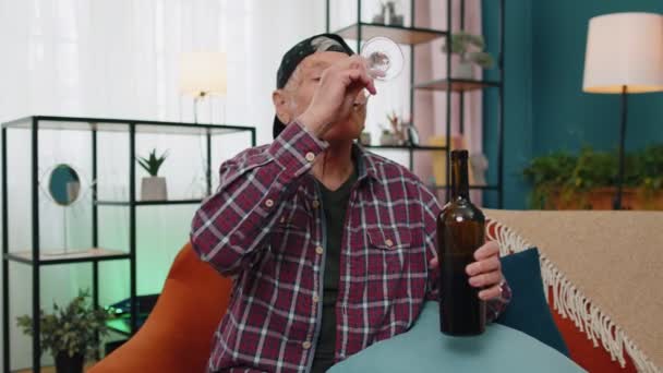 Usmívající se starší dědeček muž pije červené víno sklo slaví narozeniny výročí loterie vyhrát — Stock video
