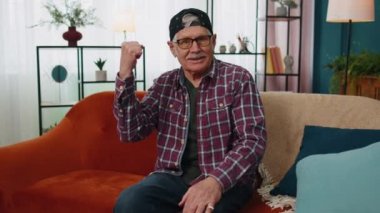 Büyükbaba bağırdı, el kol hareketi yaptı. Başarımı kutladım, evde kazandım.