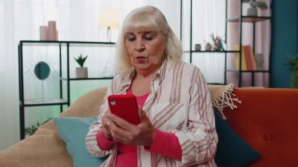 Incroyable grand-mère aînée utiliser smartphone mobile, recevoir de bonnes nouvelles message choqué par la victoire soudaine — Video