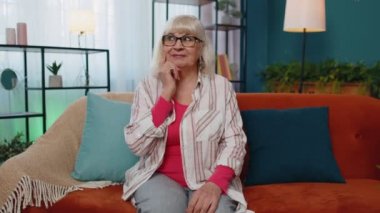 Düşünceli yaşlı büyükanne Eureka jesti yaptı parmağını kaldırdı yaratıcı bir plan yaptı.