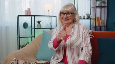 Kameraya bakan büyükanne yaşlı kadın, olumlu bir şeyin evde iyi olduğunu kabul ediyor.