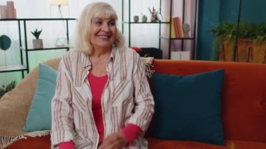 Mutlu sakin, yaşlı büyükanne kadın, gülümseyen, başka tarafa bakan, dinlenen, tatmin olmuş hisseden emekli.