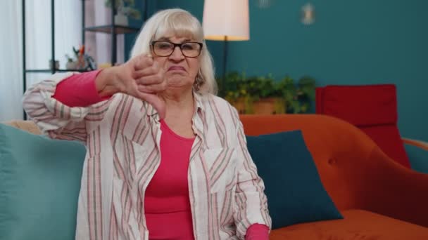 Mujer mayor mostrando pulgares hacia abajo signo gesto expresando descontento desaprobación disgusto insatisfecho — Vídeos de Stock