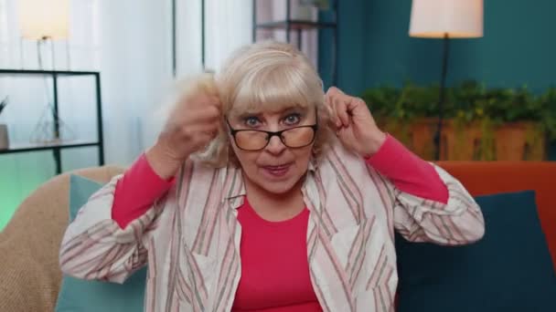 Grand-mère aînée faisant des expressions faciales stupides ludiques, grimaçantes, amusantes, montrant la langue — Video